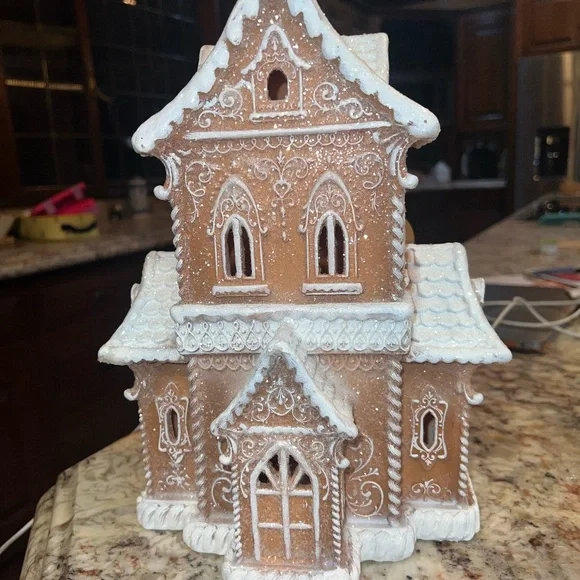 GINGERBREAD HOUSE - Picture 1 of 3